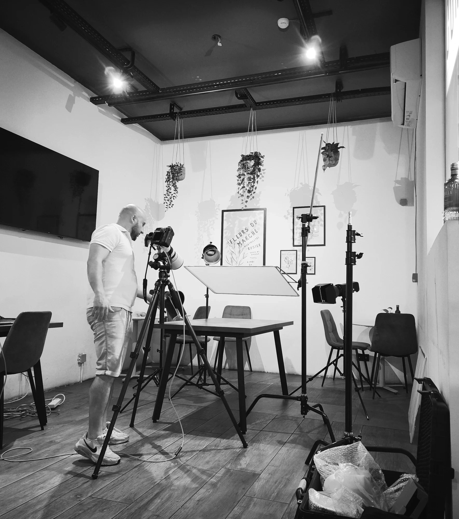 Controlled commercial product photography lighting and set production