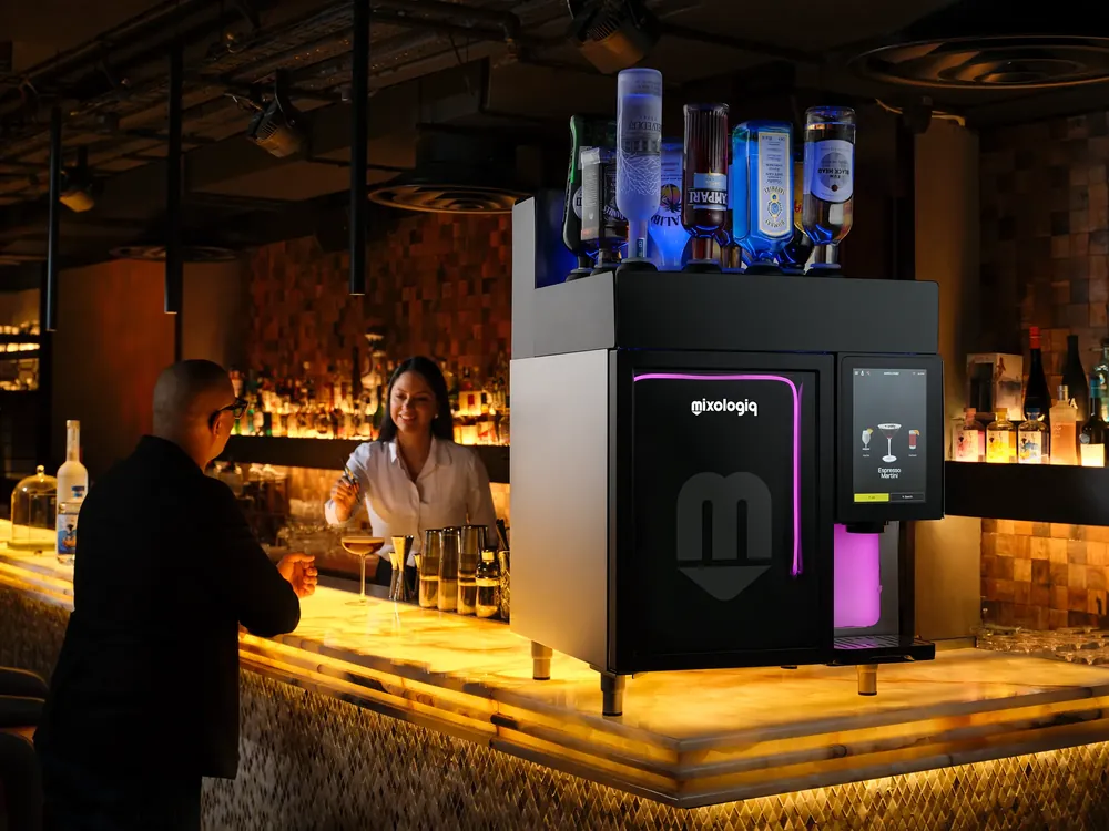 Mixologiq Cocktails Product Reflective Restaurant Aiki — commercial photography project